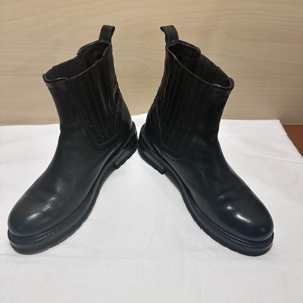 RARE Frye Ella Moto Women's Black Pull On Chelsea Ankle Boots